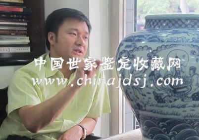 中国世家鉴定收藏网 CEO  赖海健  正在为藏友进行瓷器鉴定